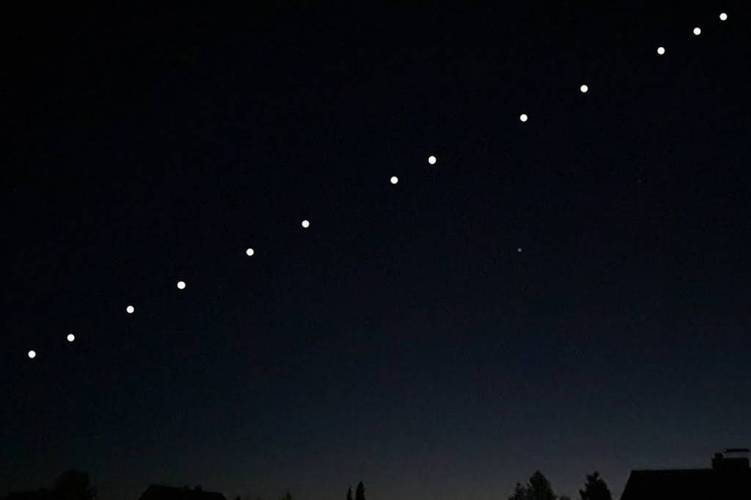 Satélites Starlink vistos da Terra.