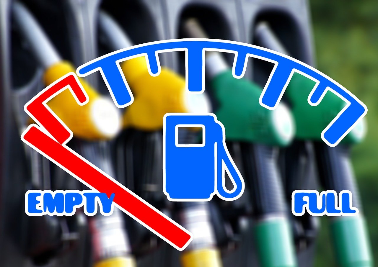 Com litro no patamar de R$ 7, os motoristas de app enfrentam dificuldades para encher o tanque de carros com gasolina. (Fonte: Pixabay/Gerd Altmann/Reprodução)
