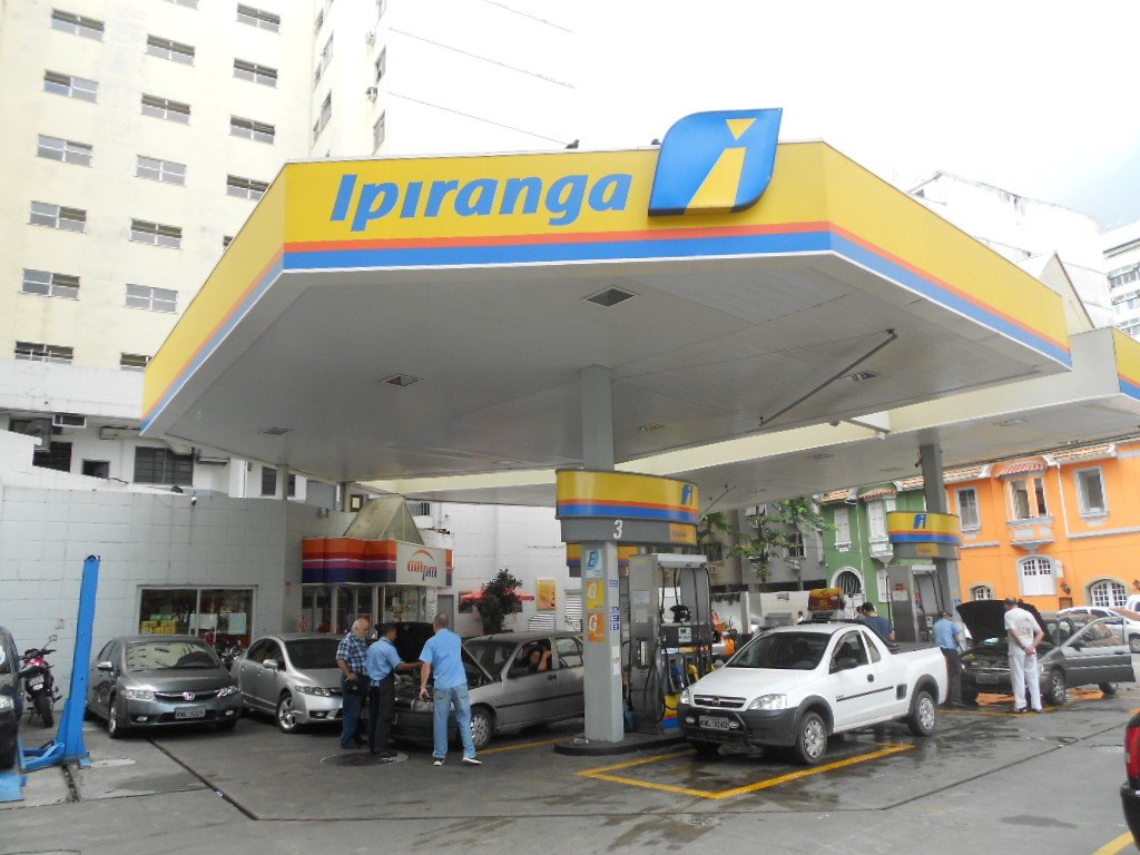 Posto Ipiranga oferece 4% de desconto no preço do combustível para motoristas da Uber. (Fonte: Wikipedia/Reprodução)