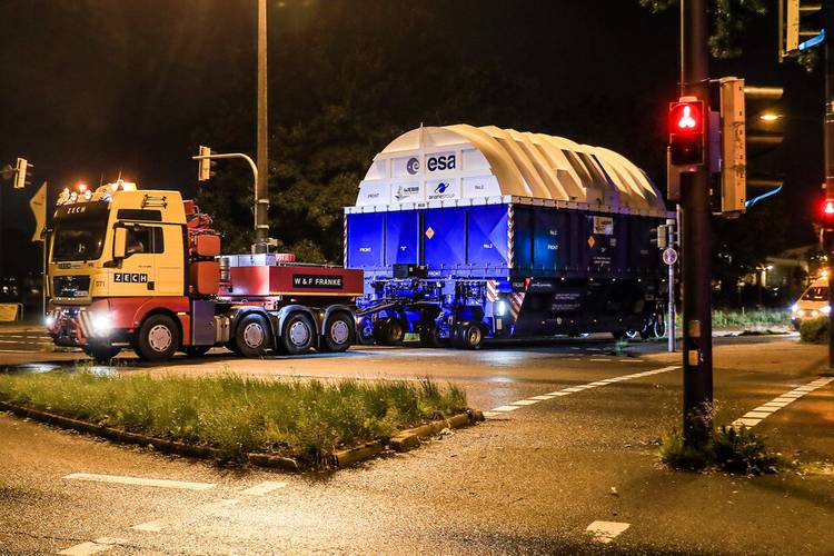 Peças do foguete Ariane 5 em transporte na Europa.