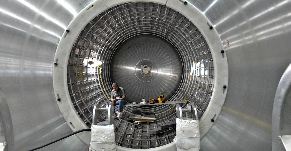 Interior do tanque de combustível do foguete Falcon 9 (Fonte: SpaceX/Reprodução.)