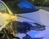 Motorista bate Tesla em carro da polícia e culpa piloto automático