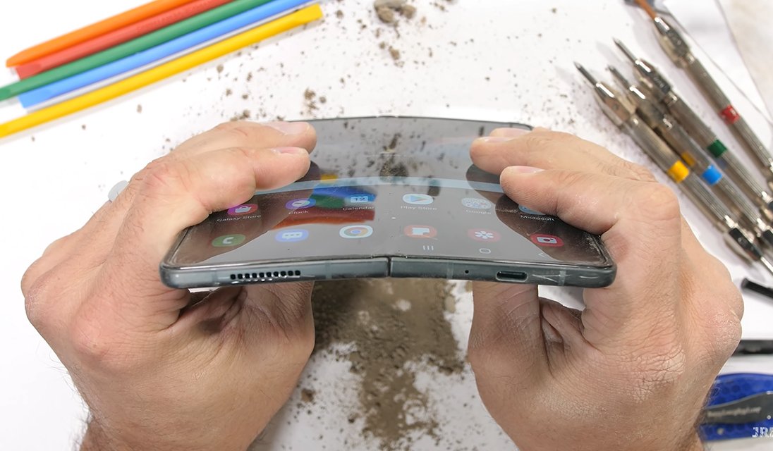 Teste de torção do Galaxy Z Fold 3, realizado duas vezes ao fim da avaliação. (Fonte: JerryRigEverything / Reprodução)