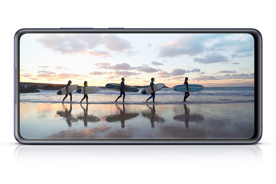 Tela do Galaxy S21 FE deve se assimilar à encontrada em seu antecessor. (Fonte: Samsung / Reprodução)