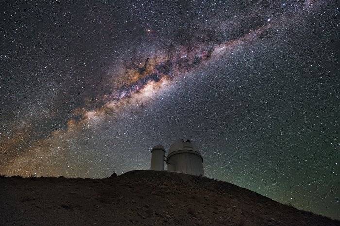 Imagem do telescópio ESO, de 3.6 metros, com a Via Láctea ao fundo