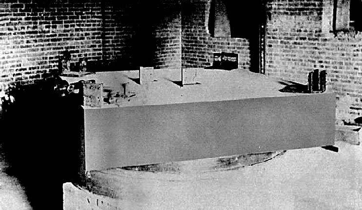 Fotografia do aparato original do experimento interferométrico de Michelson e Morley, montada em uma laje de pedra que flutua em uma calha anular de mercúrio