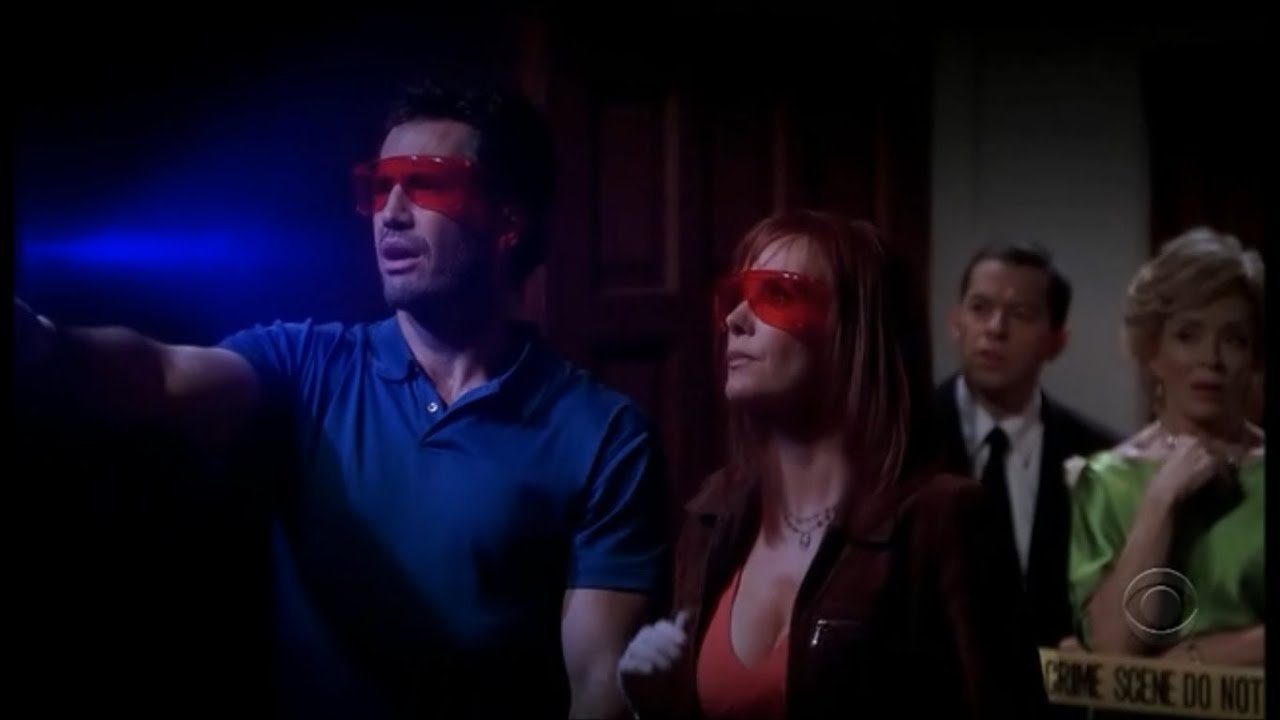 Famosa cena no quarto de Charlie no episódio que une Two and Half Men e CSI: Miami