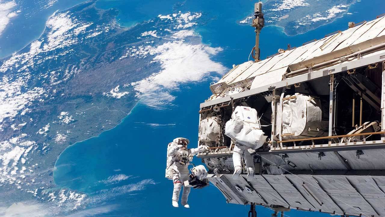 Astronautas procuram vazamento no exterior da ISS (Fonte: NASA/Reprodução)
