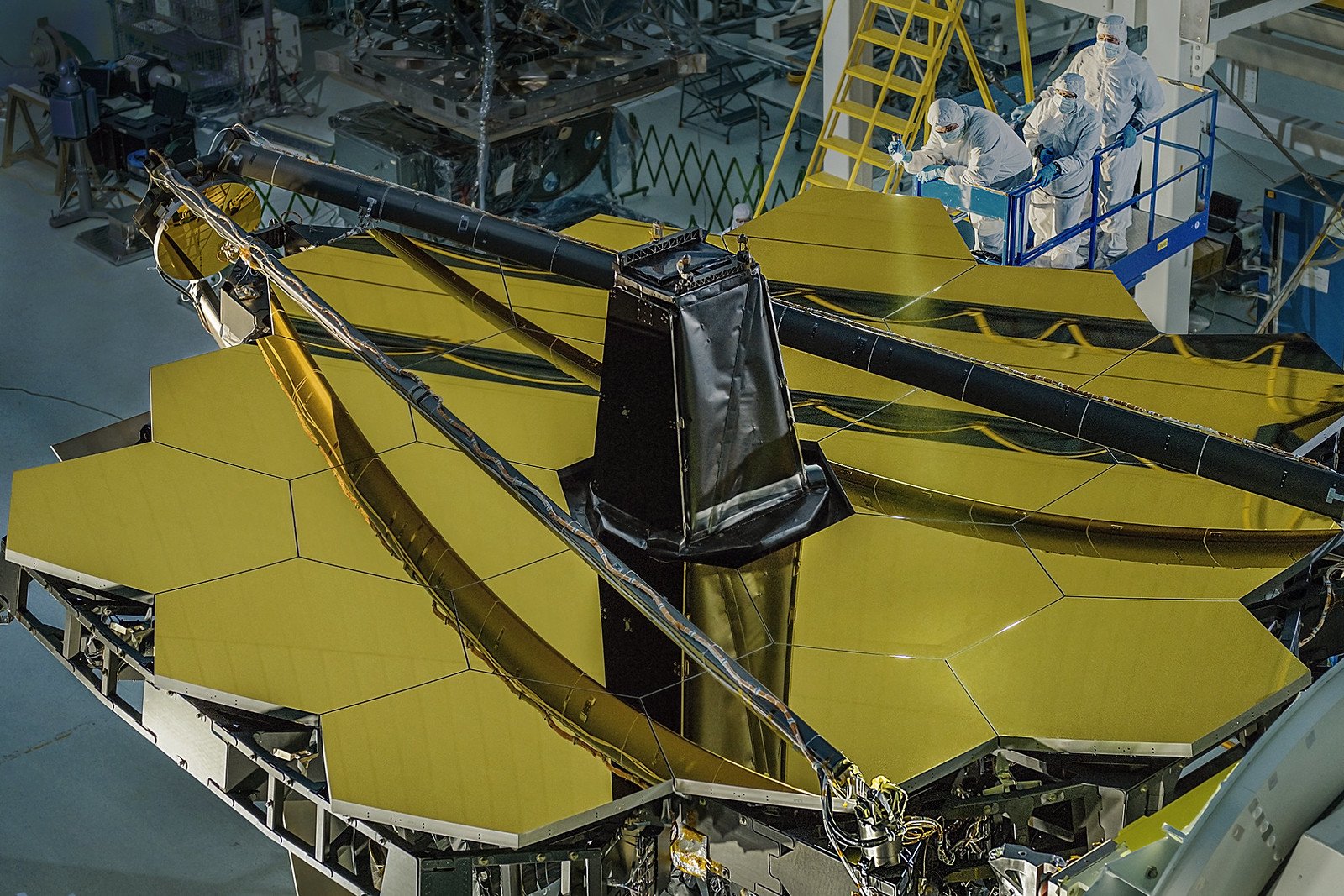 Na imagem conseguimos ver o James Webb Space Telescope de cima, sendo possível identificar os segmentos de espelhos hexagonais. Para noção de escala, 
