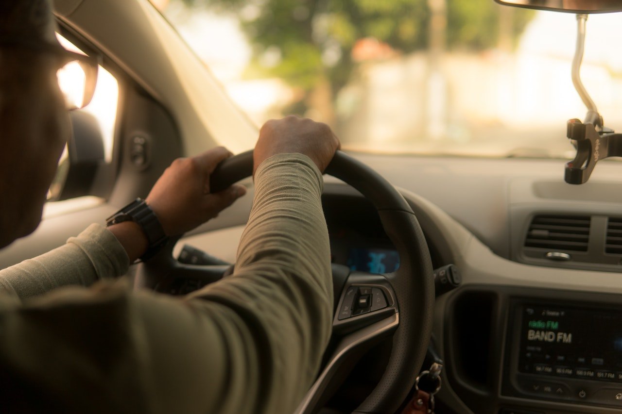 Vínculo empregatício entre motoristas e aplicativos é um tema jurídico polêmico. (Fonte: Pexels/Jackson David/Reprodução)