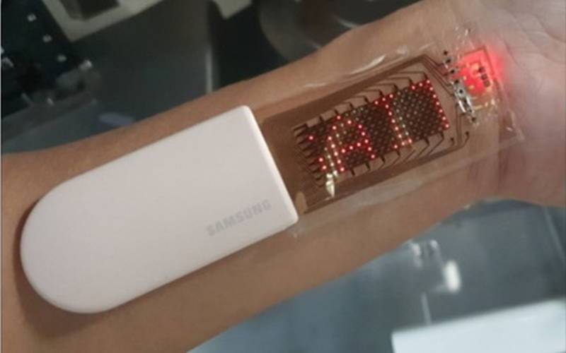 Anteriormente, a Samsung usou a tela esticável em um monitor de frequência cardíaca