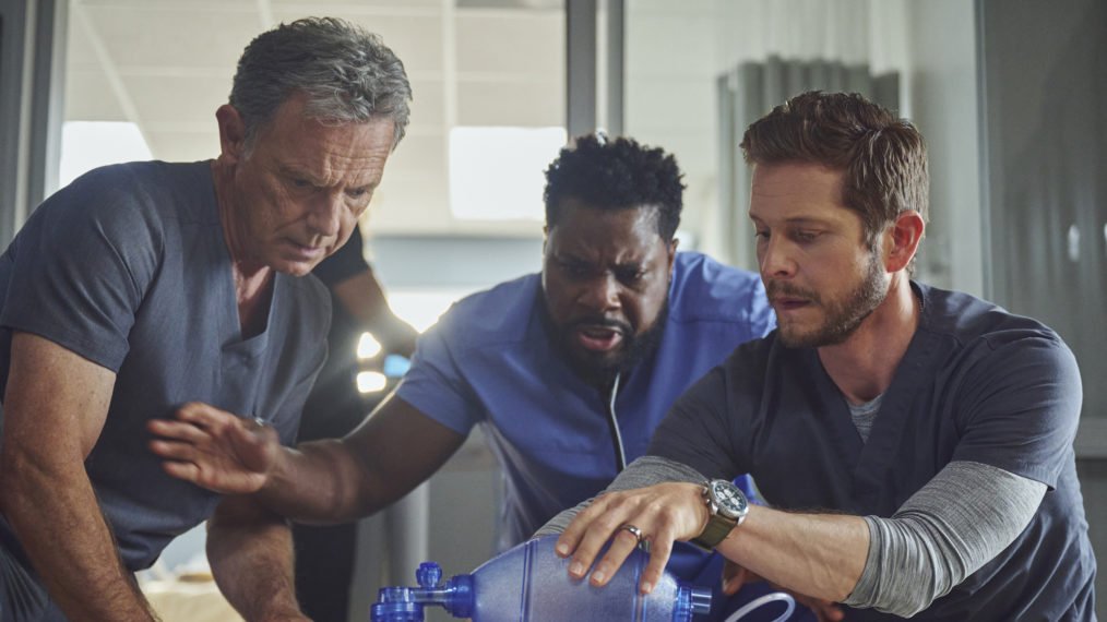 Bell (Bruce Greenwood), AJ e Conrad trabalham para salvar uma vida. Seria a paciente misteriosa?