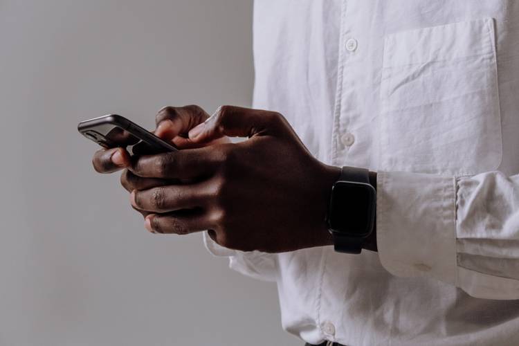 Agente especial do FBI foi condenada por trocar informações com repórter via WhatsApp. (Fonte: Pexels/cottonbro/Reprodução)