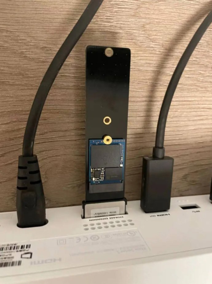 Usando o adaptador, bastou conectar o SSD no slot reservado para o cartão de memória (Fonte: Huashan Lunjian/Reprodução)