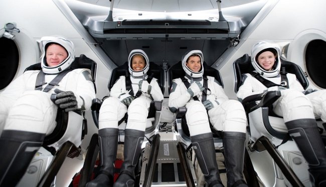 Os tripulantes passaram por um intenso treinamento para ir ao espaço.