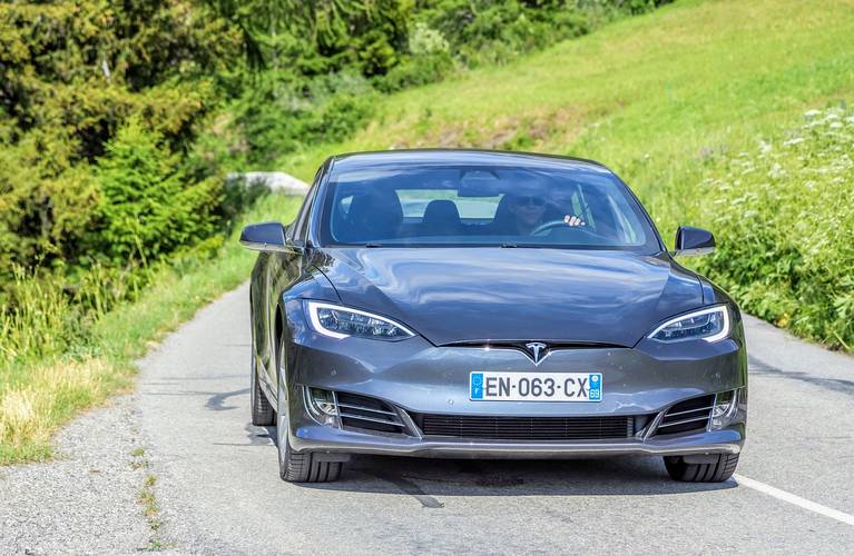 China chegou a pedir que funcionários estatais parassem seus veículos Tesla fora dos prédios governamentais. (Fonte: Pixabay/Dominick Vietor/Reprodução)