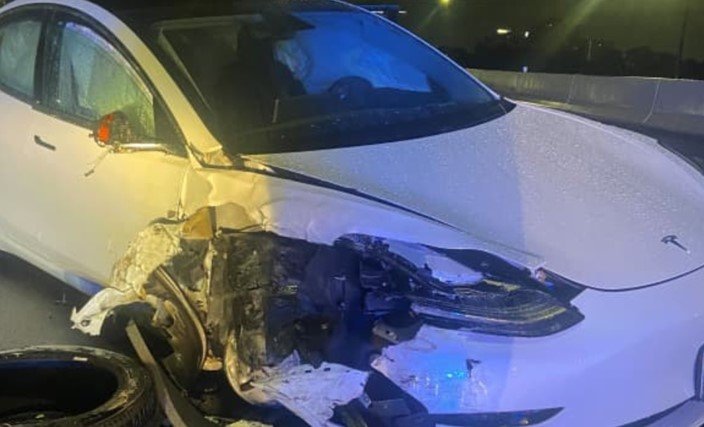 Tesla Model 3 envolvido em um acidente no dia 31 de agosto; o motorista culpa o sistema de piloto automático