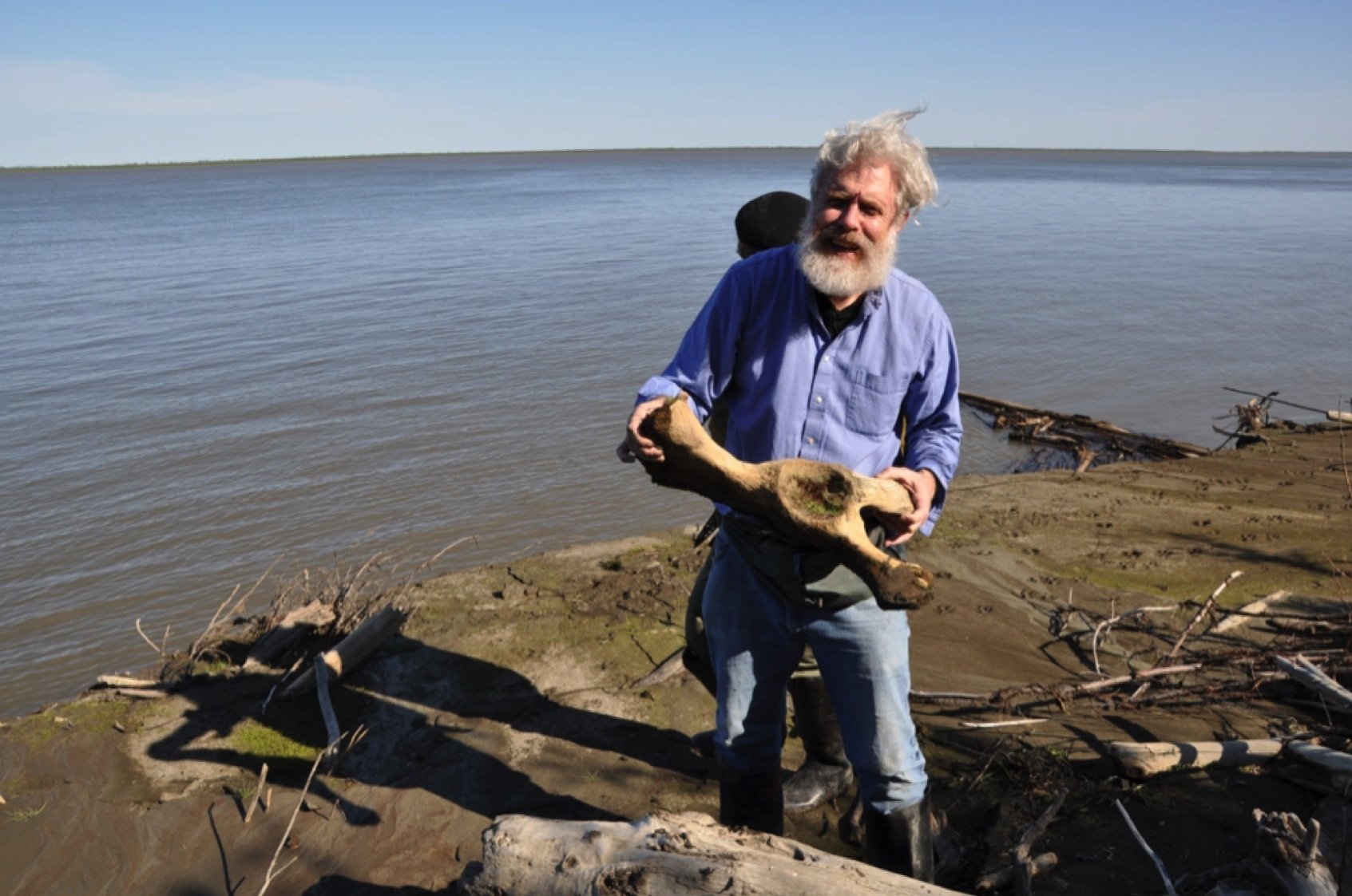 George Church com um fóssil de mamute encontrado na Sibéria