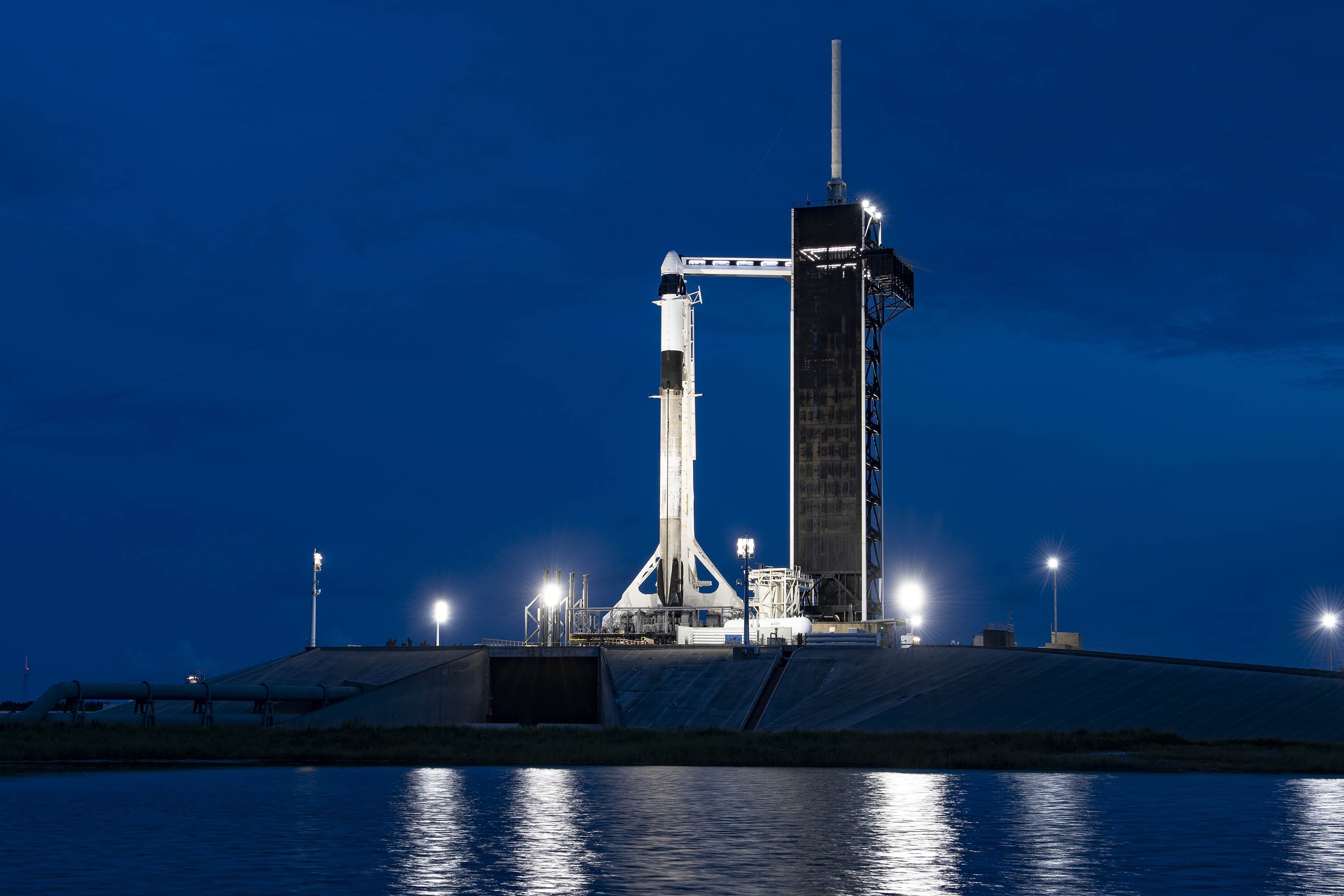 Falcon 9 e Dragon Crew na plataforma de lançamento 39A, no Cabo Canaveral