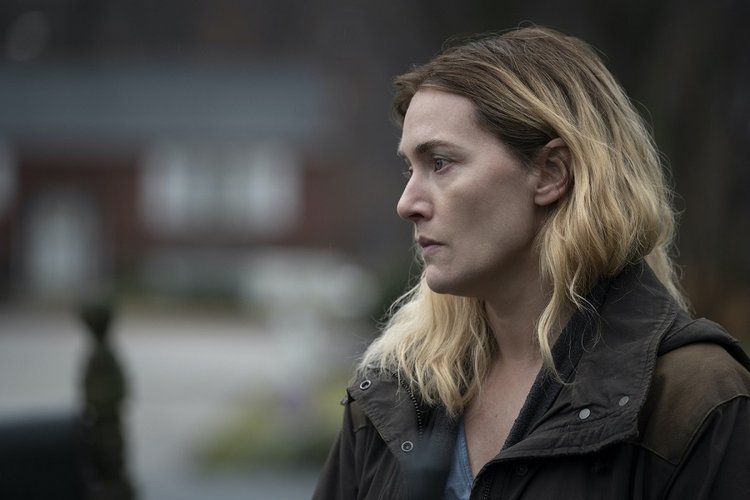 Kate Winslet, Julianne Nicholson e Evan Peters foram contemplados com prêmios no Emmy 2021 por seus papéis na minissérie. (HBO/Reprodução)