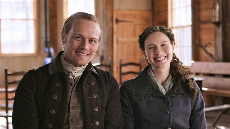 Sam Heughan e Caitriona Balfe protagonizam Outlander. (Starz/Reprodução)