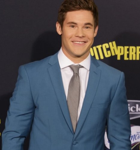 Série derivada da franquia A Escolha Perfeita terá a volta de Adam Devine como Bumper Allen