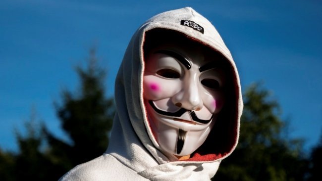 Membros do grupo Anonymous assumiram a responsabilidade pela invasão e vazamento das informações.