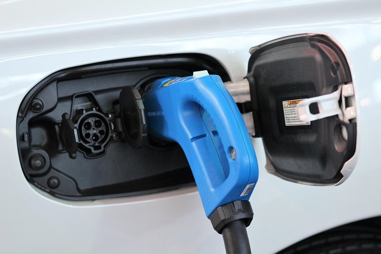 EUA querem que pelo menos metade dos carros sejam elétricos até 2030. (Fonte: Pixabay/Goran Horvat/Reprodução)