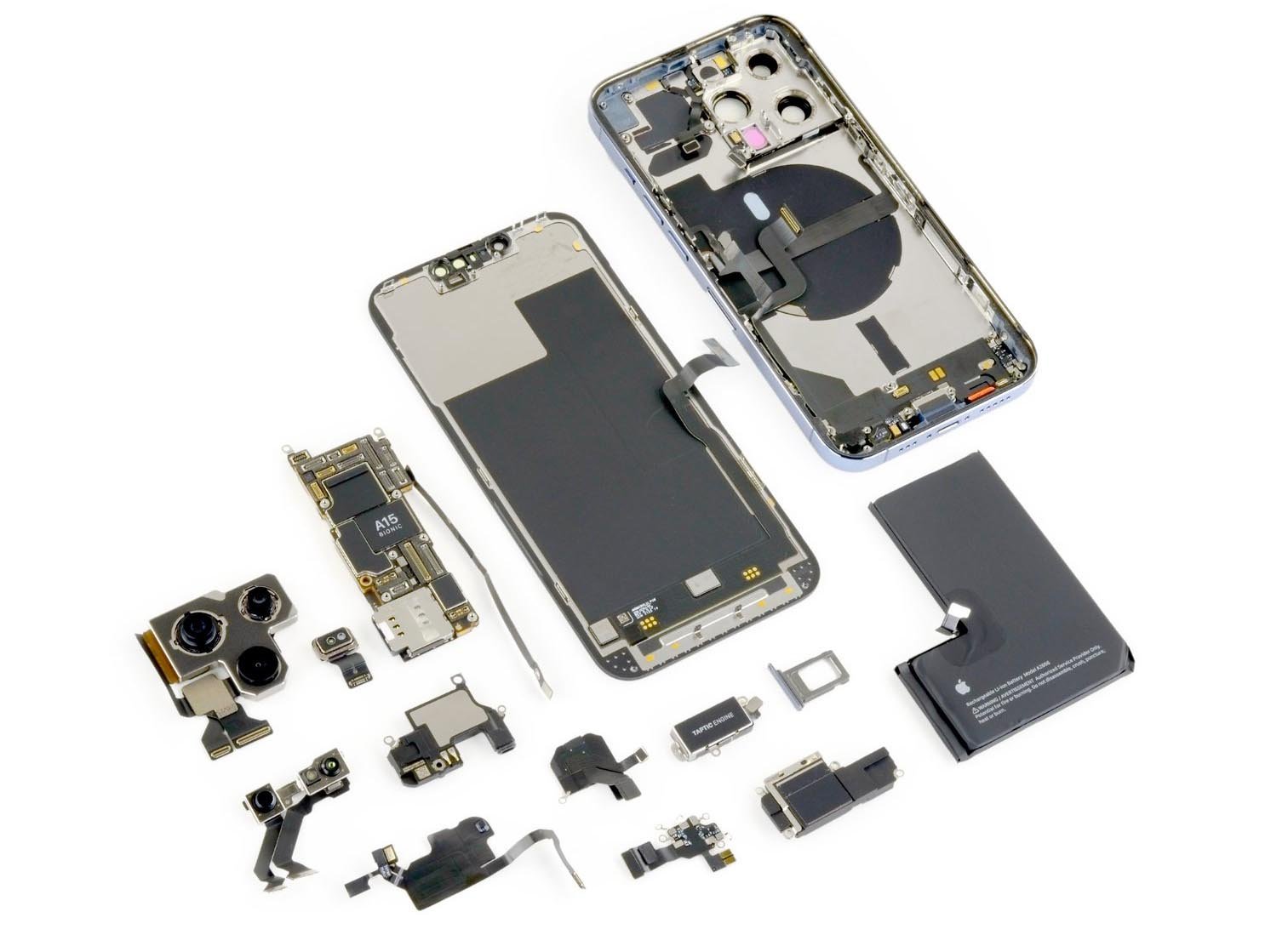 Componentes internos do iPhone 13 Pro, revelados na análise do iFixit. (Fonte: WCCF Tech, iFixit / Reprodução)