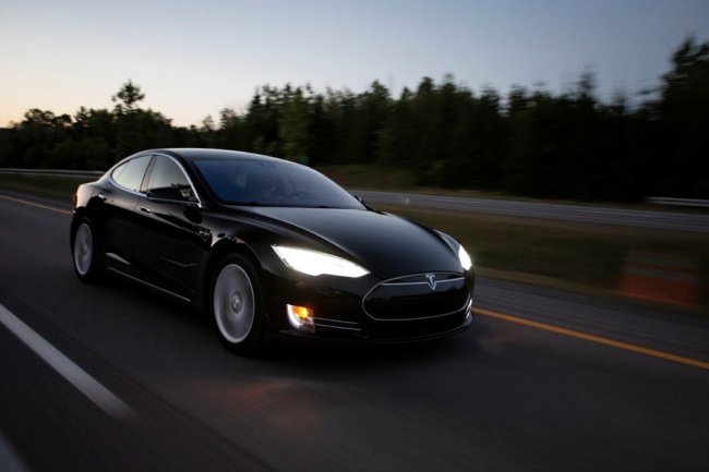 O Model S problemático foi comprado no site oficial de usados da Tesla.