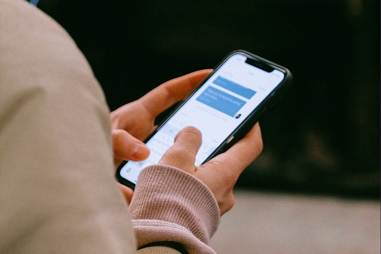 iOS 15 está interferindo no funcionamento das telas de iPhone, relatam usuários. (Fonte: Pexels)