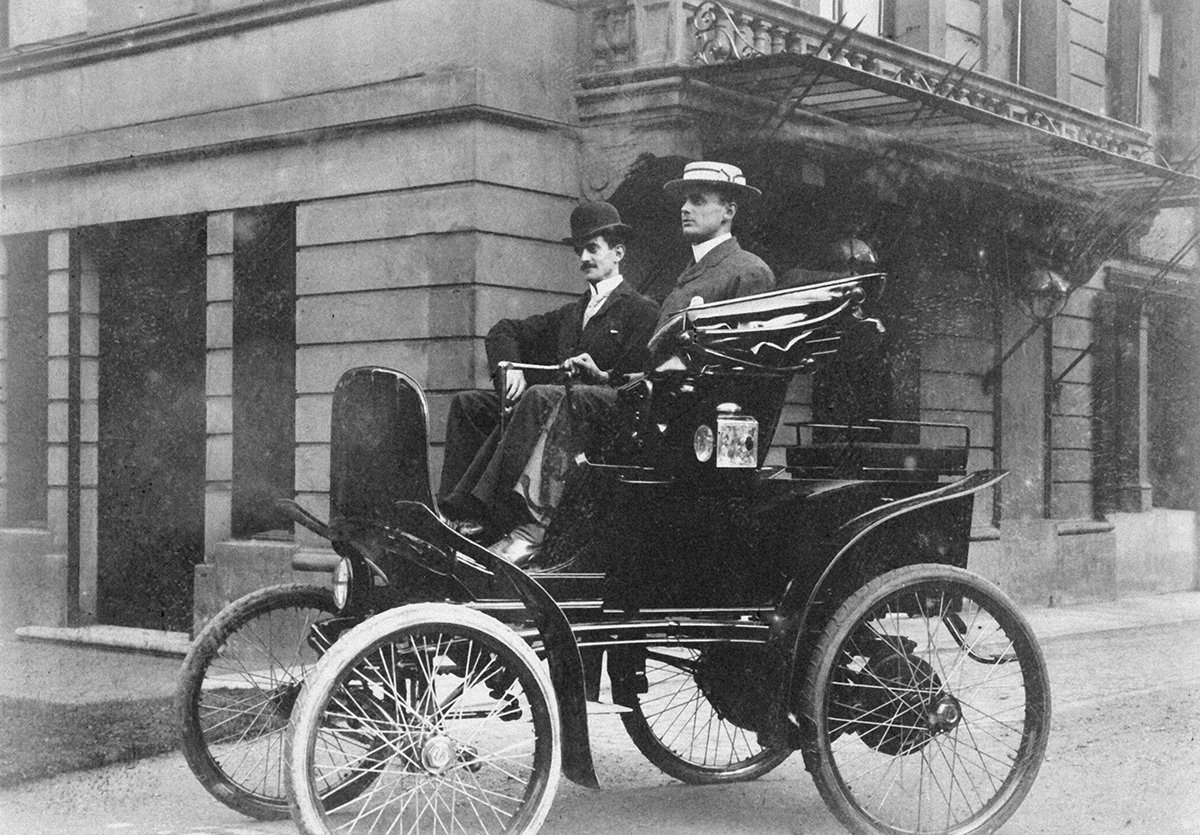 Charles Rolls no Columbia em 1900 (Fonte: BMW Group/Divulgação)