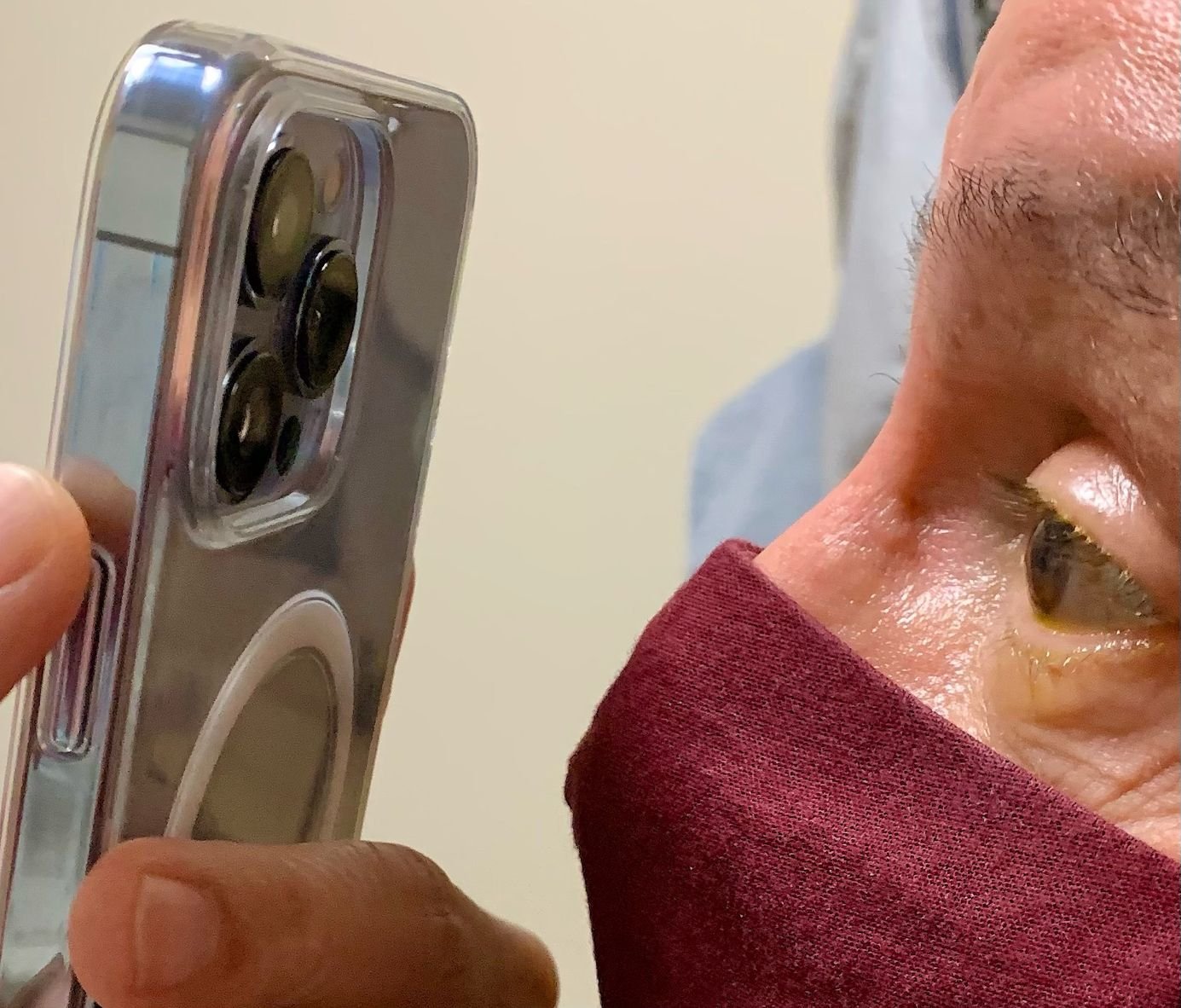Dr. Korn examina um paciente com o iPhone 13 Pro Max.
