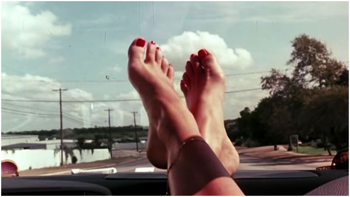 Frame dos pés de Margot Robbie em Era Uma Vez em Hollywood.