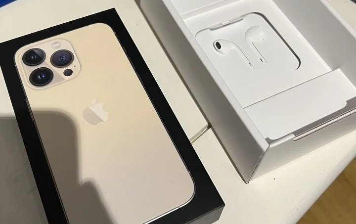 O iPhone 13 francês com os fones na caixa.