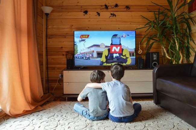 TVs 4K de 43 polegadas combinam com ambientes de diferentes tamanhos.
