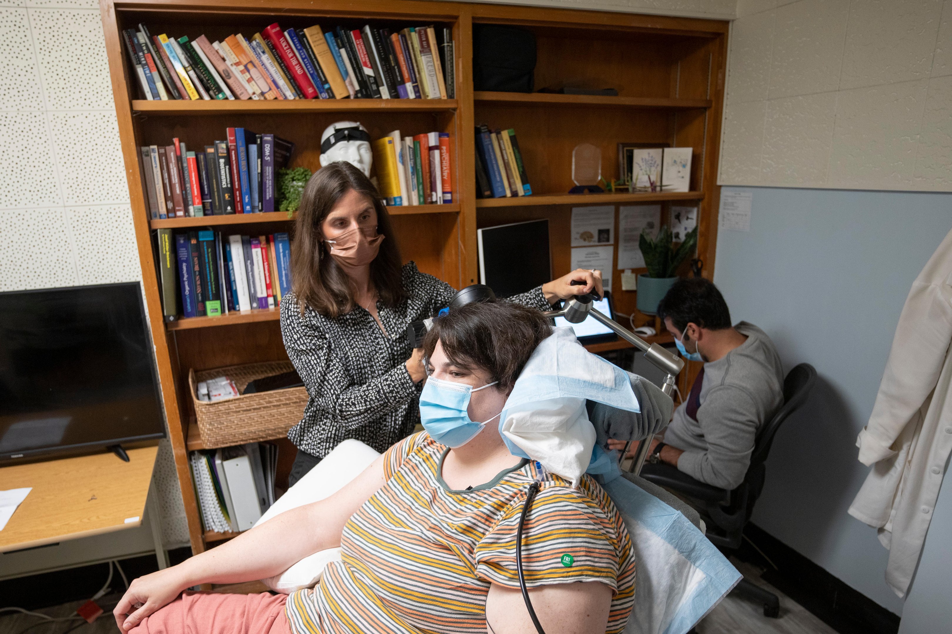 Sarah, paciente em ensaio clínico, em consulta com a pesquisadora Katherine Scangos, MD, PhD, no Instituto Psiquiátrico Langley Porter, na UCSF