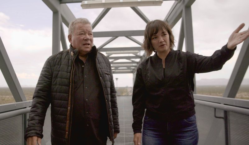 Shatner e Powers conhecendo as instalações da plataforma de lançamento.