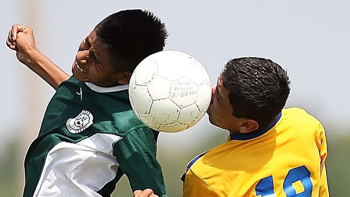 Cabeçadas no futebol: riscos, traumas e dúvidas sobre o f