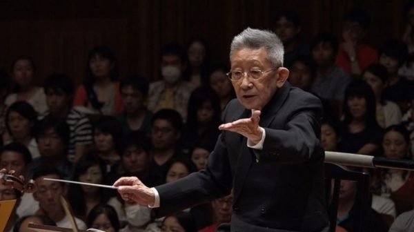Koichi Sugiyama conduzindo uma orquestra