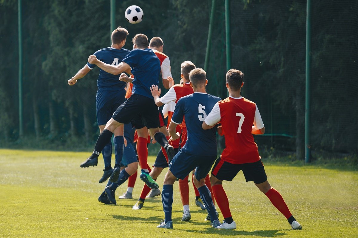 Na Escócia, jogadores de futebol não podem mais cabecear antes e