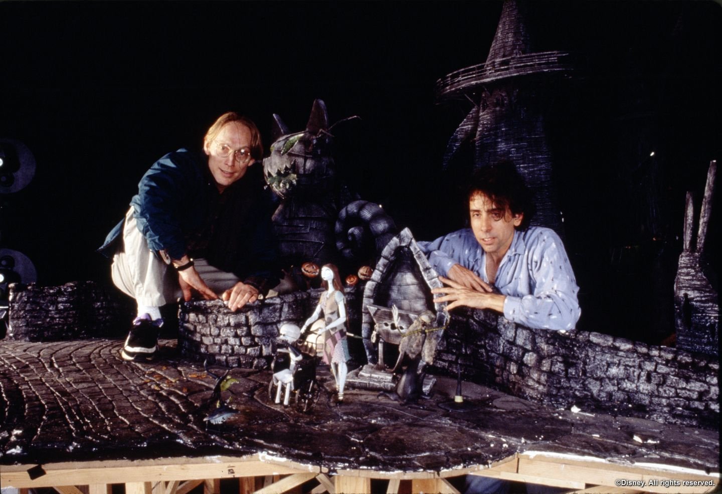 Henry Selick e Tim Burton ao lado de um dos cenários do filme.