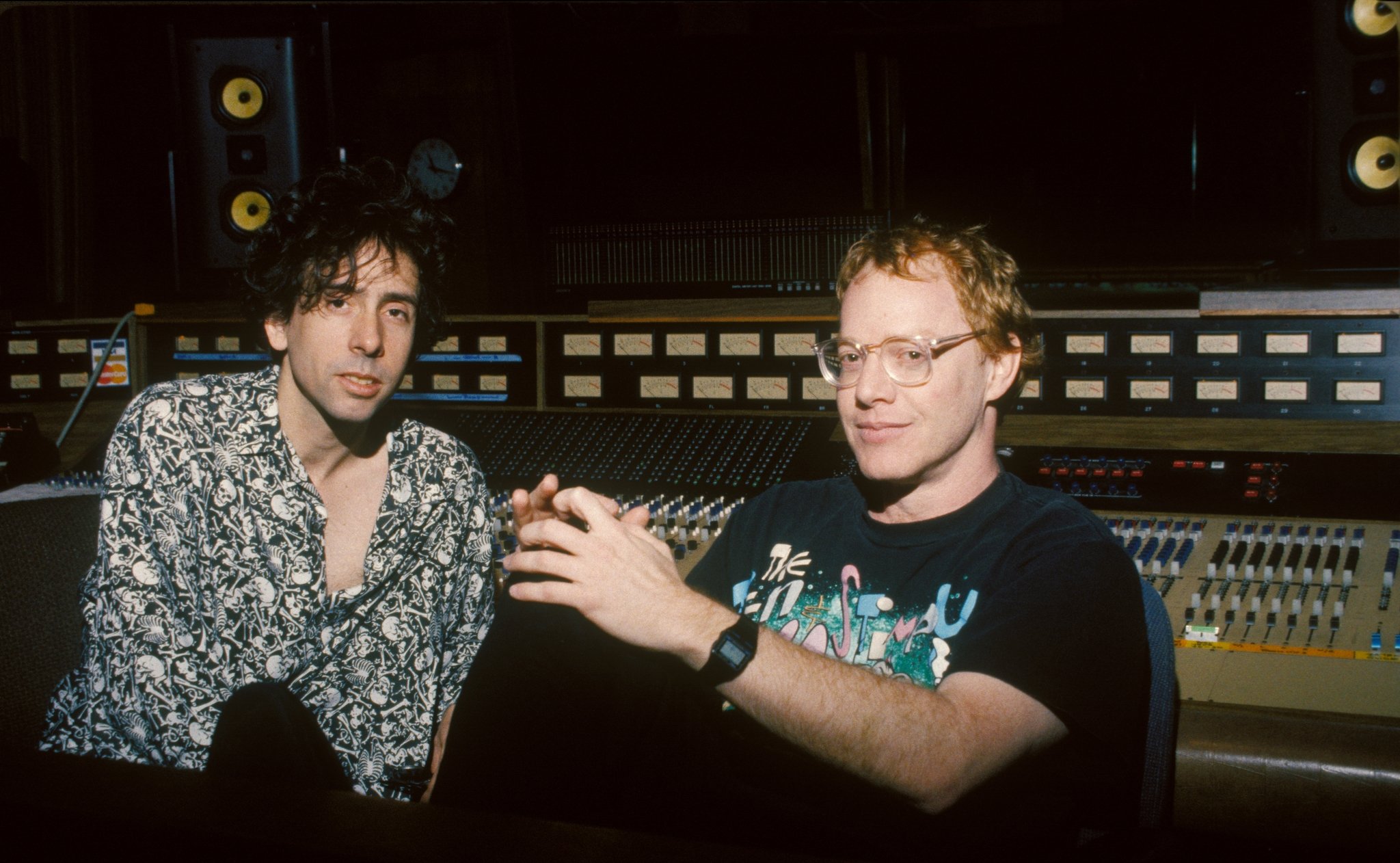 Burton no estúdio do músico Danny Elfman.