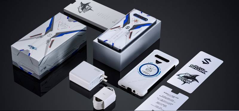 O Black Shark 4S é vendido em preto, branco e em uma edição limitada da marca Gundam, que é exclusiva do modelo normal