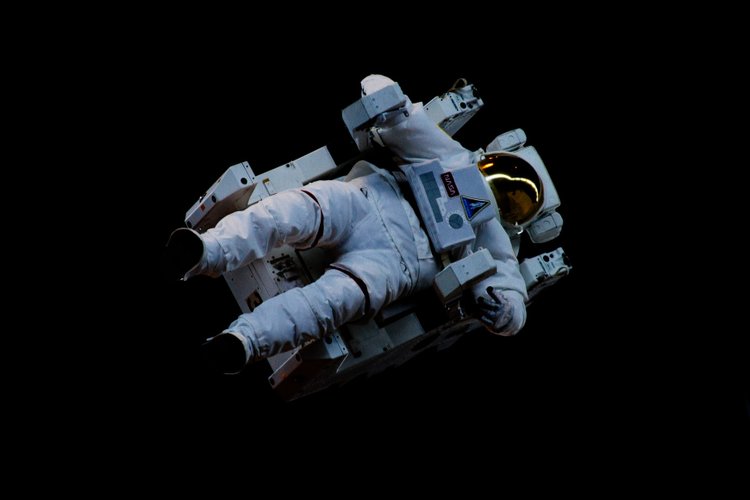 Astronauta flutuando no espaço.