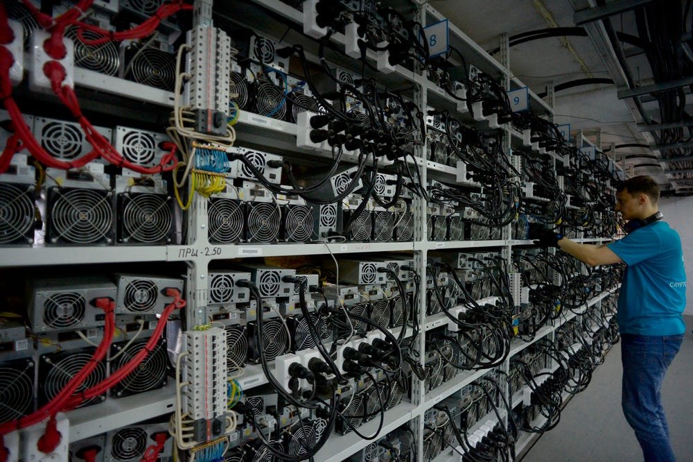 Fazendas de mineração de Bitcoin costumam gerar uma abundante de calor, que pode ser reaproveitado em processos sustentáveis. (Fonte: Business Insider / Reprodução)