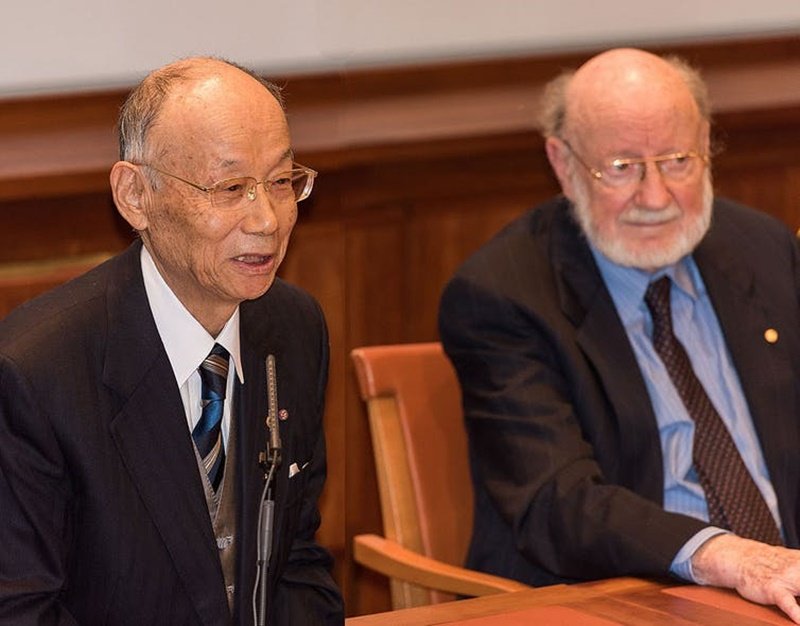 Satoshi Omura e William Campbell ganhadores do Nobel pelas descobertas com a ivermectina (créditos: Bengt Nyman/Wikimedia Commons)