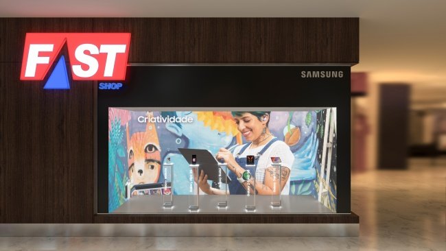 A vitrine interativa funciona na loja da Fast Shop em um shopping da capital paulista.