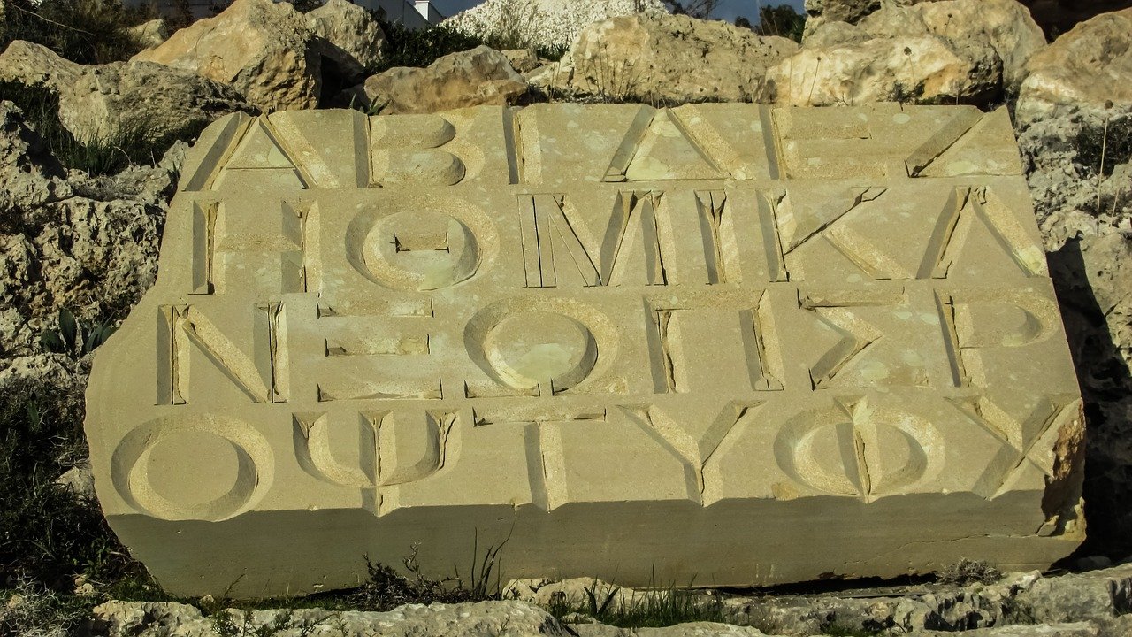 O alfabeto grego é uma adaptação do sistema de escrita fenício. (Fonte: Pixabay/Dimitris Vetsikas/Reprodução)