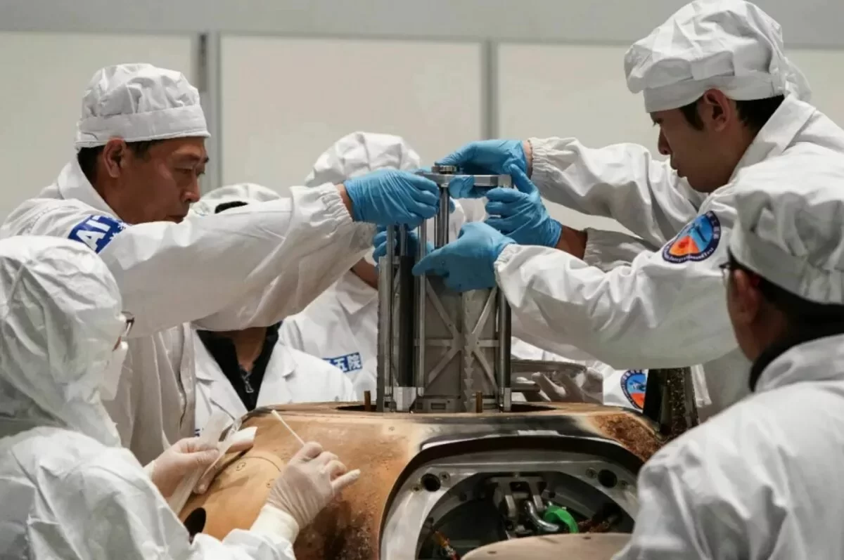 Equipe da missão Chang'e-5 retira cuidadosamente as amostras lunares trazidas de volta à Terra